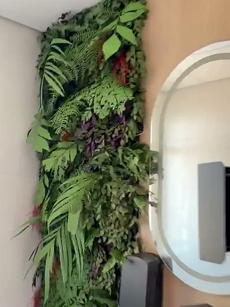 Lavabo com jardim vertical no consultório de Lafaiete